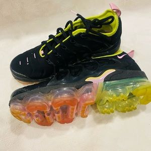 Woman’s size 6 Nike vapor max plus.